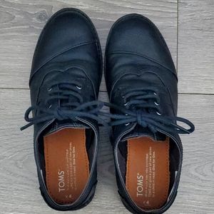 Tom's big boy black shoes size 4